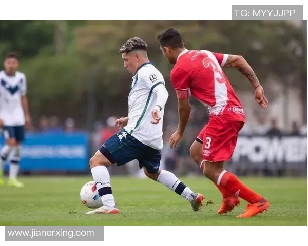 优雅滑跪足球明星展现非凡技艺与运动魅力的完美结合